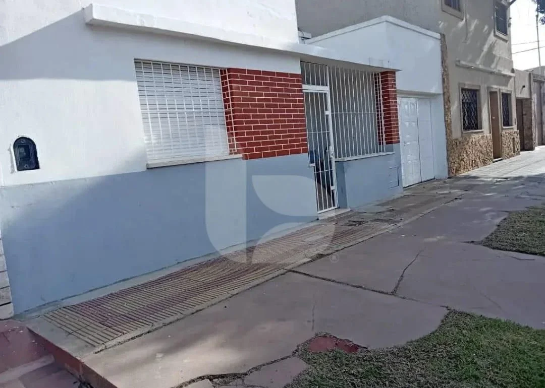Casa en venta 2 dormitorios c/ cochera Barrio Alberdi - Imagen 1