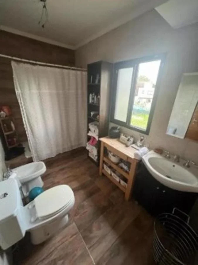 VENTA CASA 4 AMBIENTES CON PARQUE Y PILETA PARQUE LELOIRT - Imagen 5
