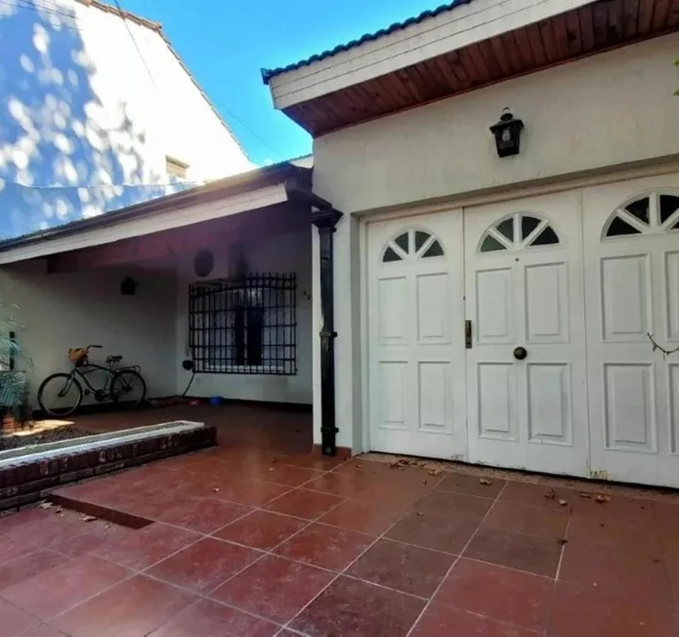 VENTA MORON CHALET 5 AMBIENTES CON JARDIN COCHERA - Imagen 3
