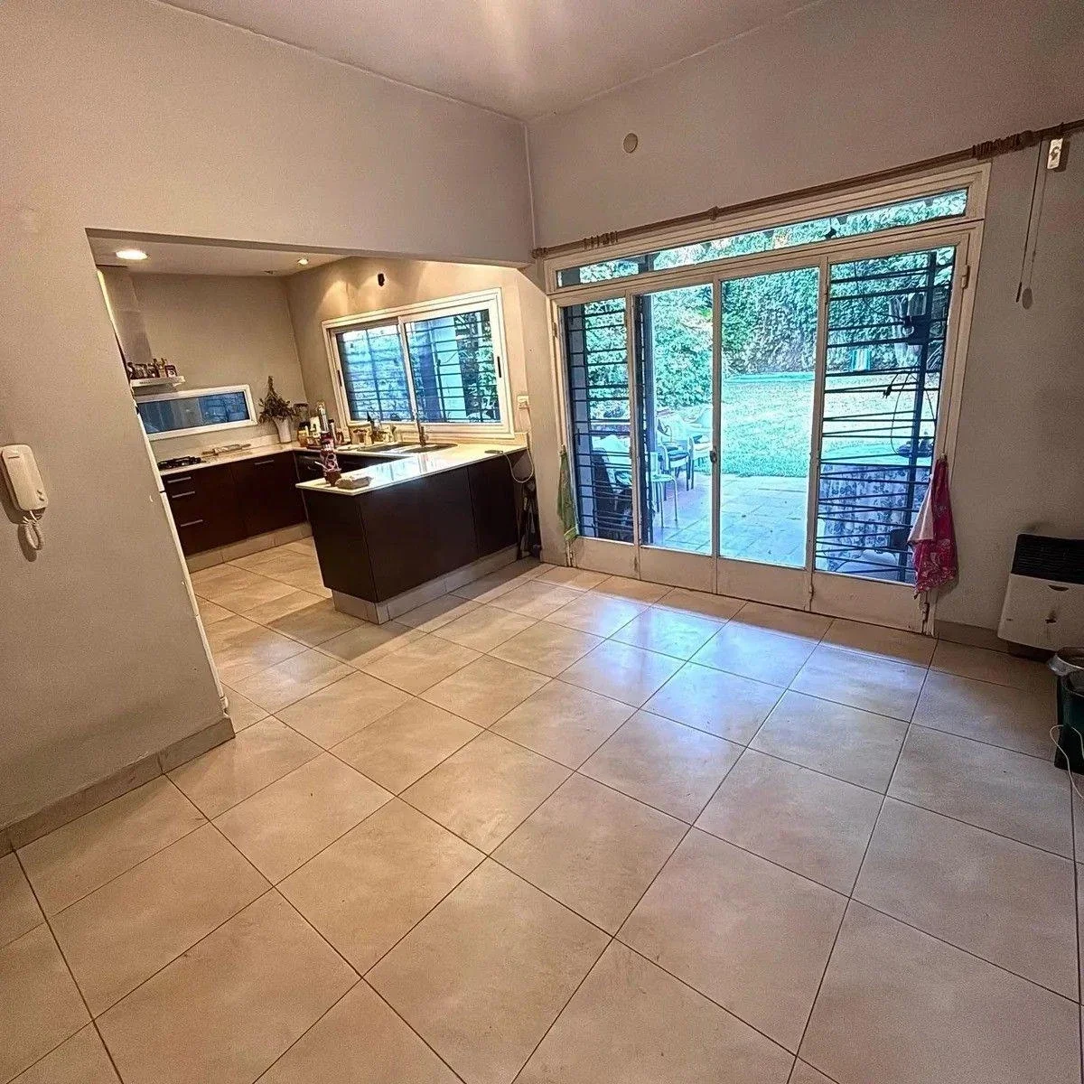 VENTA - CHALET 7 AMBIENTES SOBRE LOTE PROPIO CON PATIO Y JARDIN CASTELAR - Imagen 2