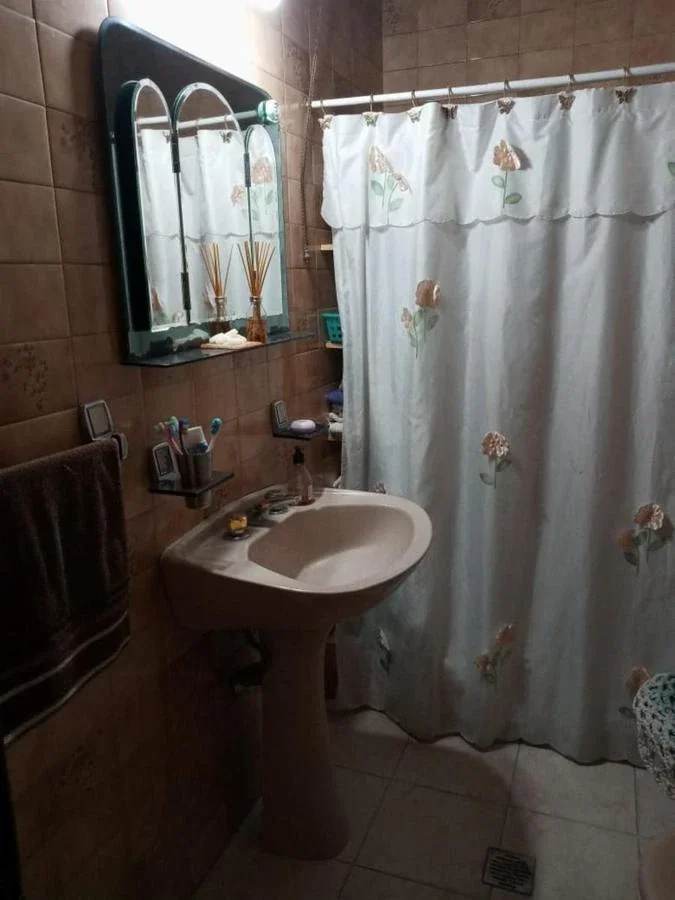 CASA 4 AMBIENTES CON DOS LOCALES A LA CALLE Y UN TALLER - LOMAS DE MIRADOR - Imagen 2