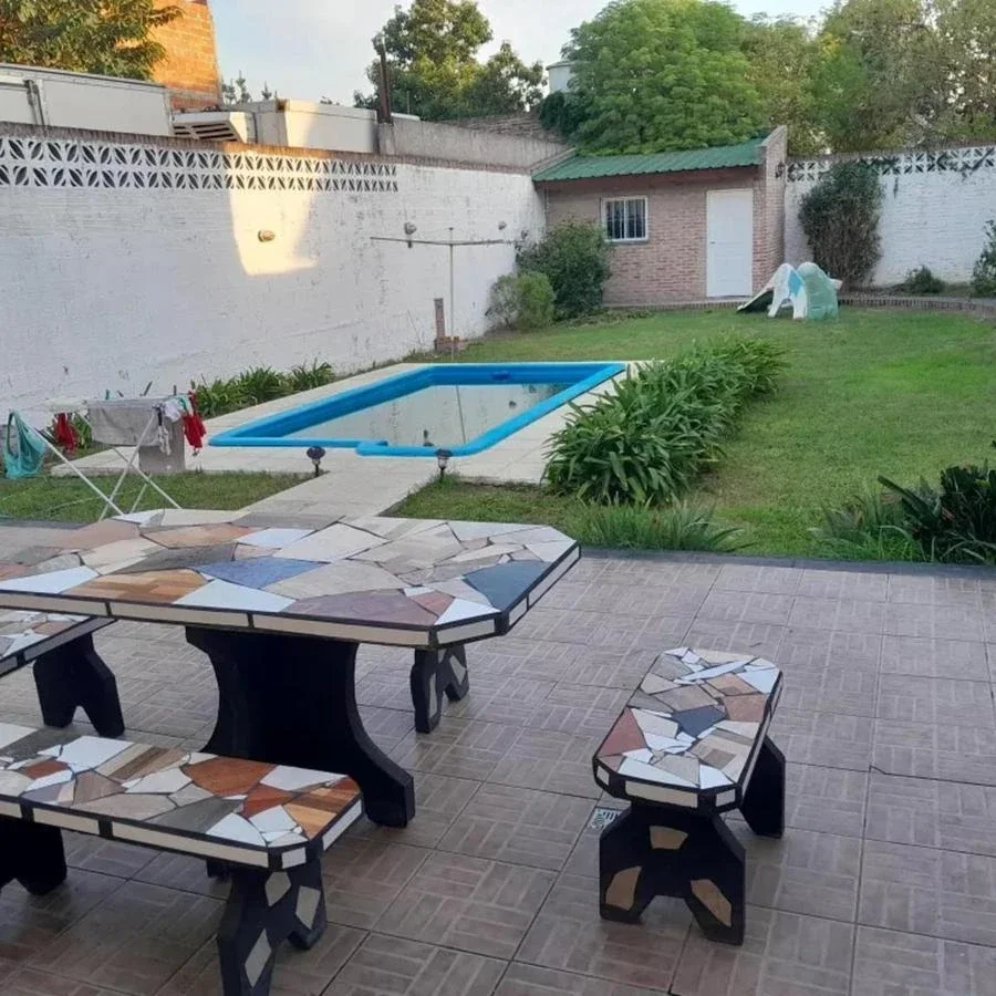Casa 5 ambientes con fondo y pileta - Imagen 5