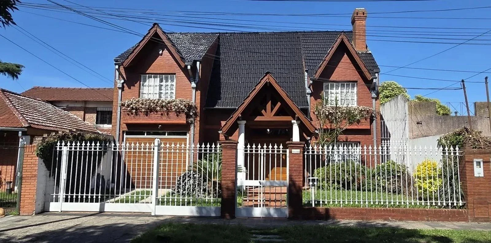 VENTA - CHALET 6 AMBIENTES CON PATIO Y COCHERAS EL PALOMAR - Imagen 1