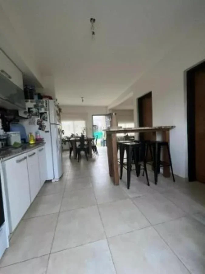 VENTA CASA 4 AMBIENTES CON PARQUE Y PILETA PARQUE LELOIRT - Imagen 4