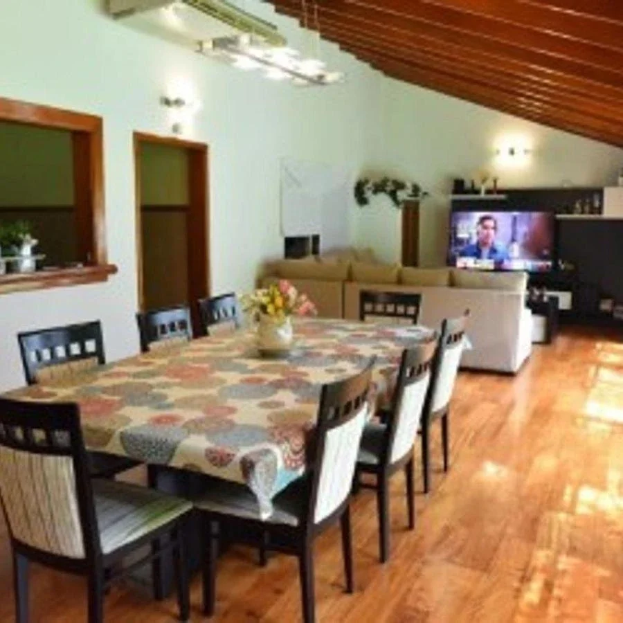 VENTA CASA 5 AMBIENTES CON PATIO Y COCHERA LOMAS DEL MIRADOR - Imagen 2
