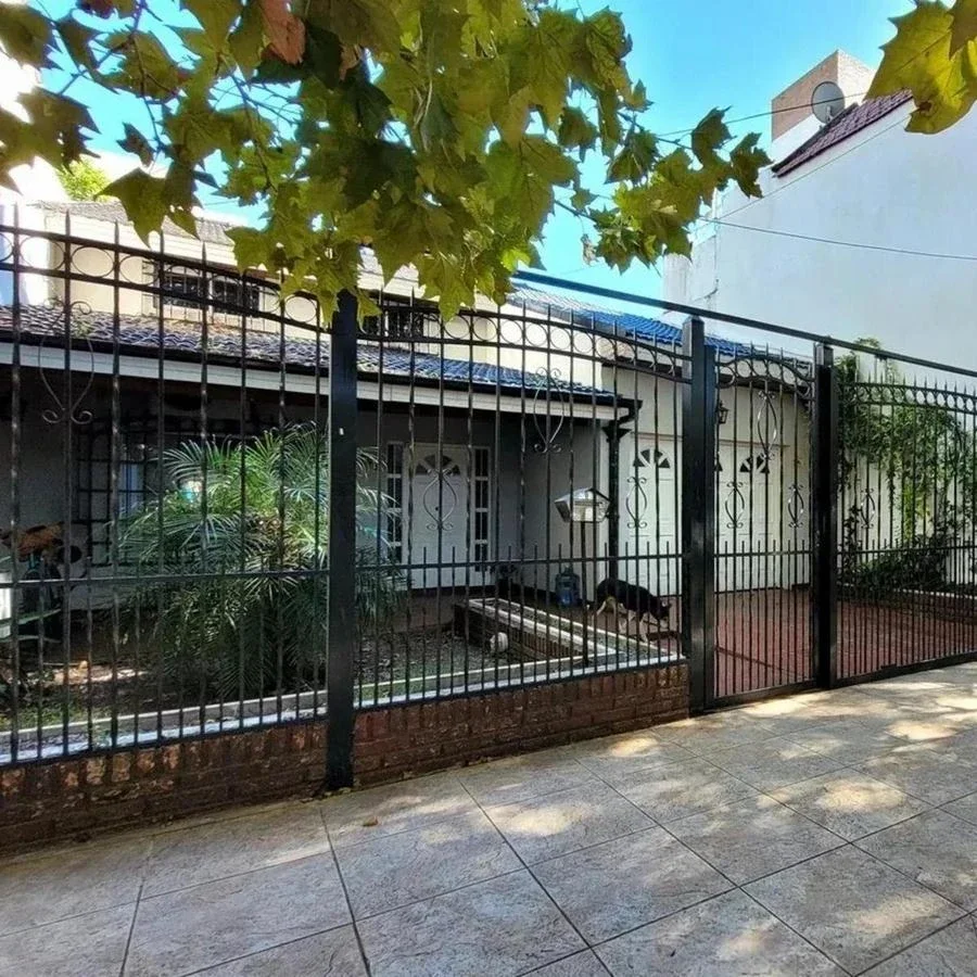 VENTA MORON CHALET 5 AMBIENTES CON JARDIN COCHERA - Imagen 2