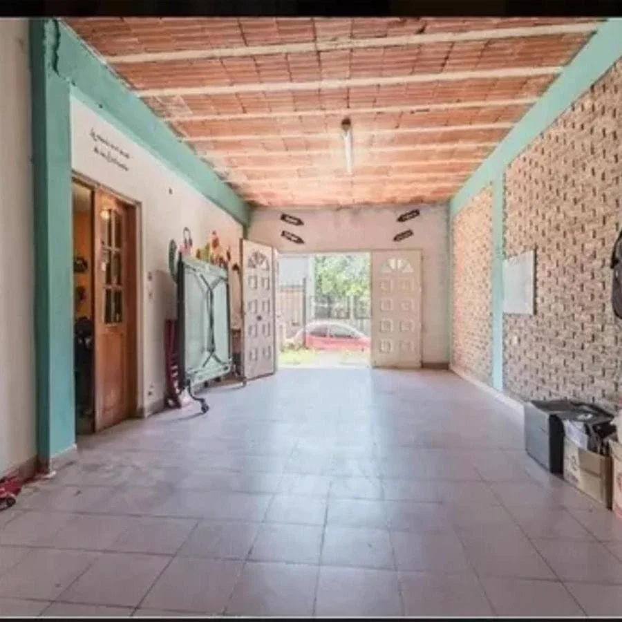 Venta casa 6 ambientes con cochera y fondo Isidro Casanova - Imagen 3