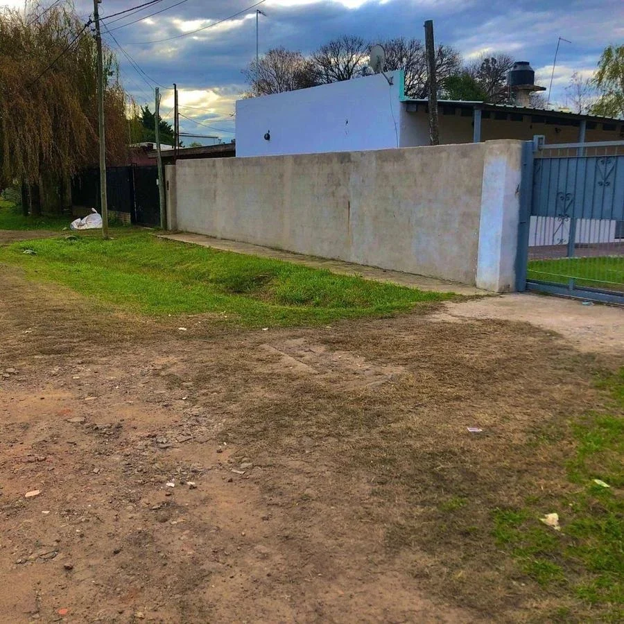 VENTA CASAQUINTA 3 AMBIENTES CON TERRENO,PATIO Y COCHERA - FRANCISCO ALVAREZ - Imagen 2