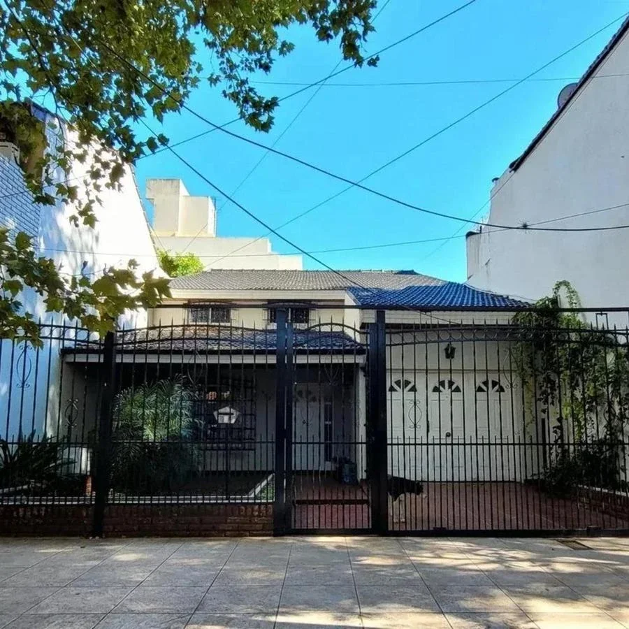 VENTA MORON CHALET 5 AMBIENTES CON JARDIN COCHERA - Imagen 1