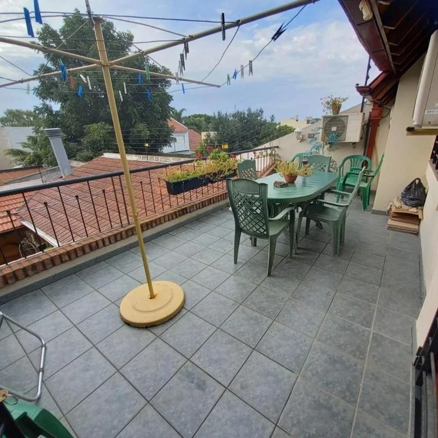 VENTA MORON CHALET 8 AMBIENTES PILETA JARDIN COCHERA - Imagen 4