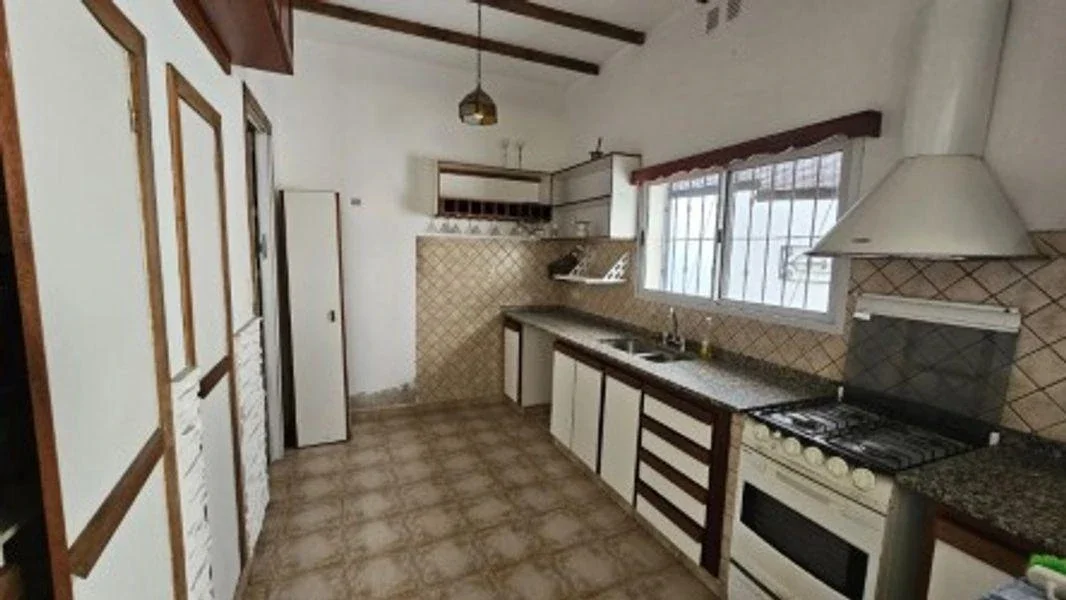 VENTA PH 4 AMBIENTES AL FRENTE EN PLANTA BAJA CON COCHERA RAMOS MEJIA - Imagen 1