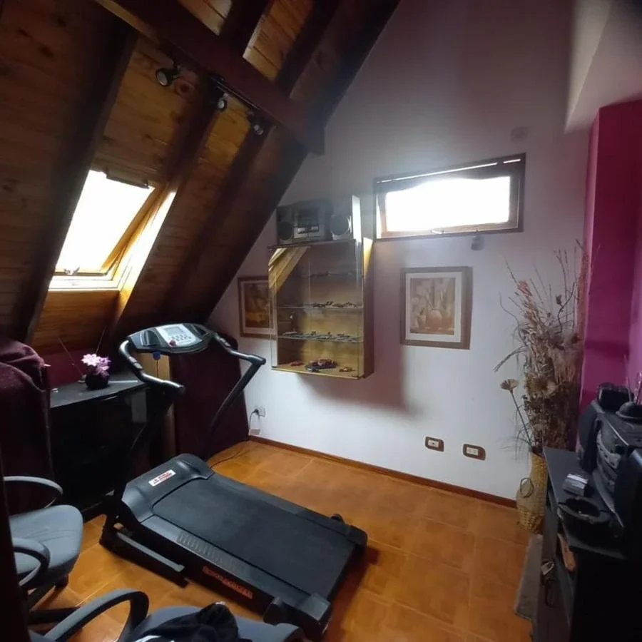 VENTA MORON CHALET 8 AMBIENTES PILETA JARDIN COCHERA - Imagen 3