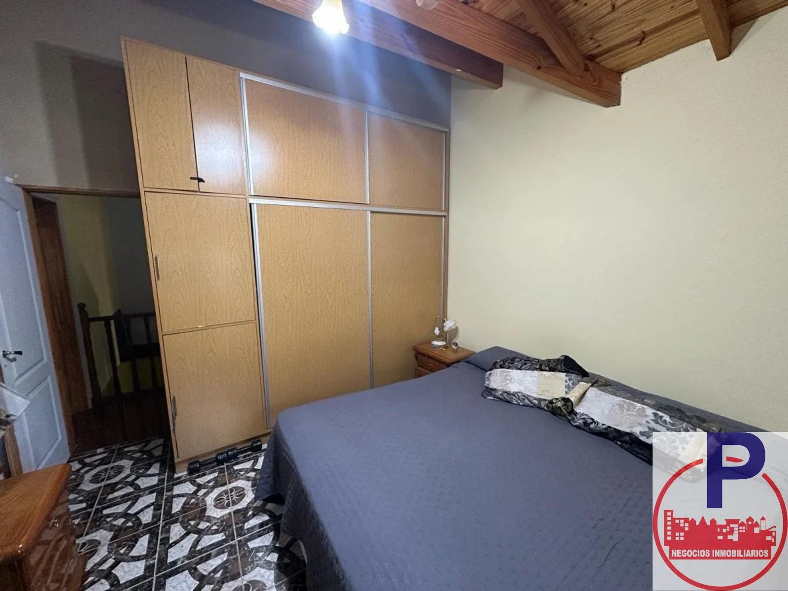 VENTA CHALET 5 AMBIENTES CON JARDIN Y DOS COCHERAS MORON - Imagen 5