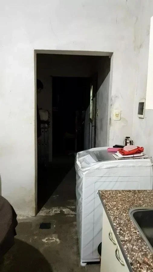 CASA 2 AMBIENTES AMPLIOS A REFRACCIONAR CON PATIO Y COCHERA CASTELAR SUR - Imagen 4