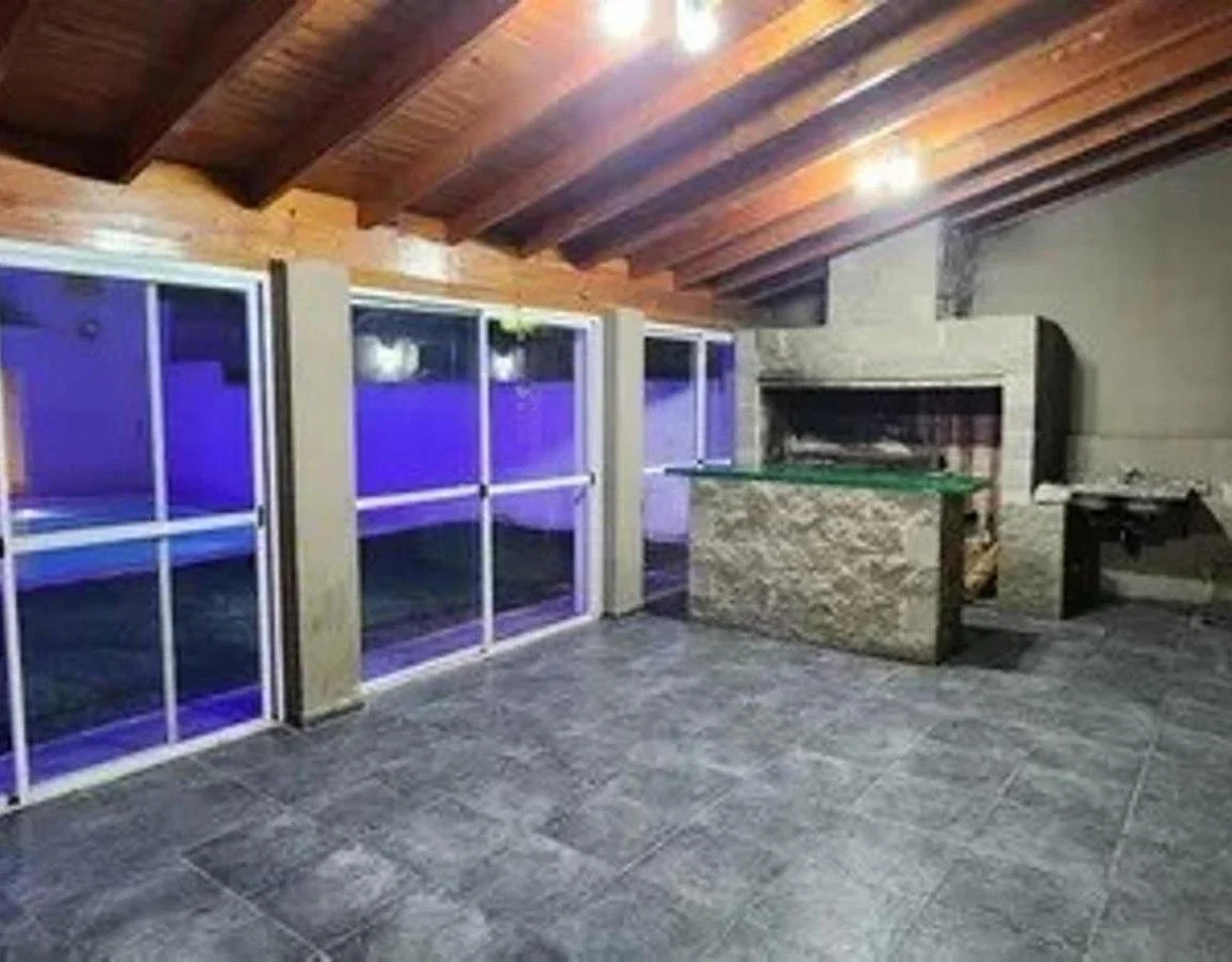 VENTA CASA 6 AMBIENTES CON PILETA Y DOS COCHERAS - MORON - Imagen 5
