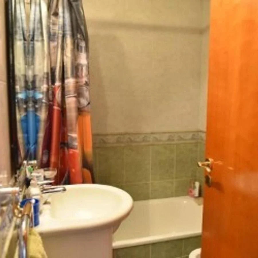 VENTA CASA 5 AMBIENTES CON PATIO Y COCHERA LOMAS DEL MIRADOR - Imagen 4