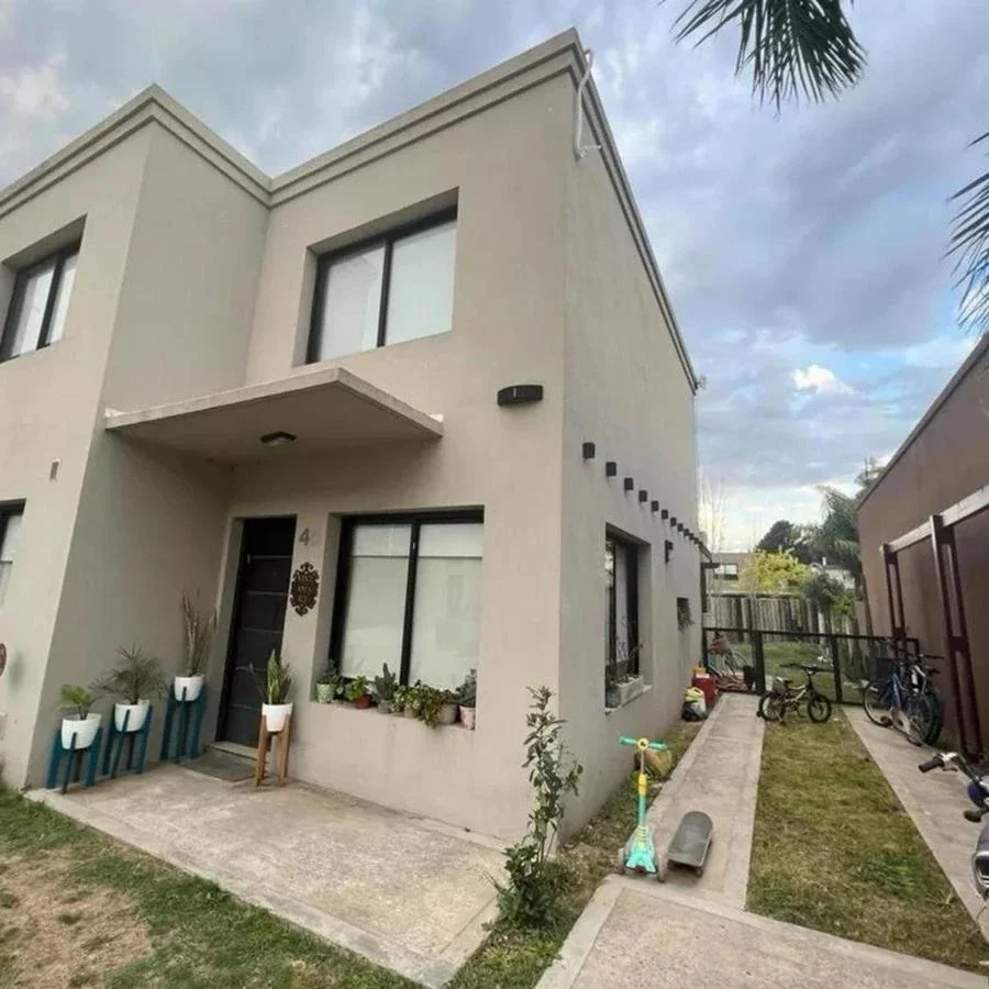 VENTA CASA 4 AMBIENTES CON PARQUE Y PILETA PARQUE LELOIRT - Imagen 1