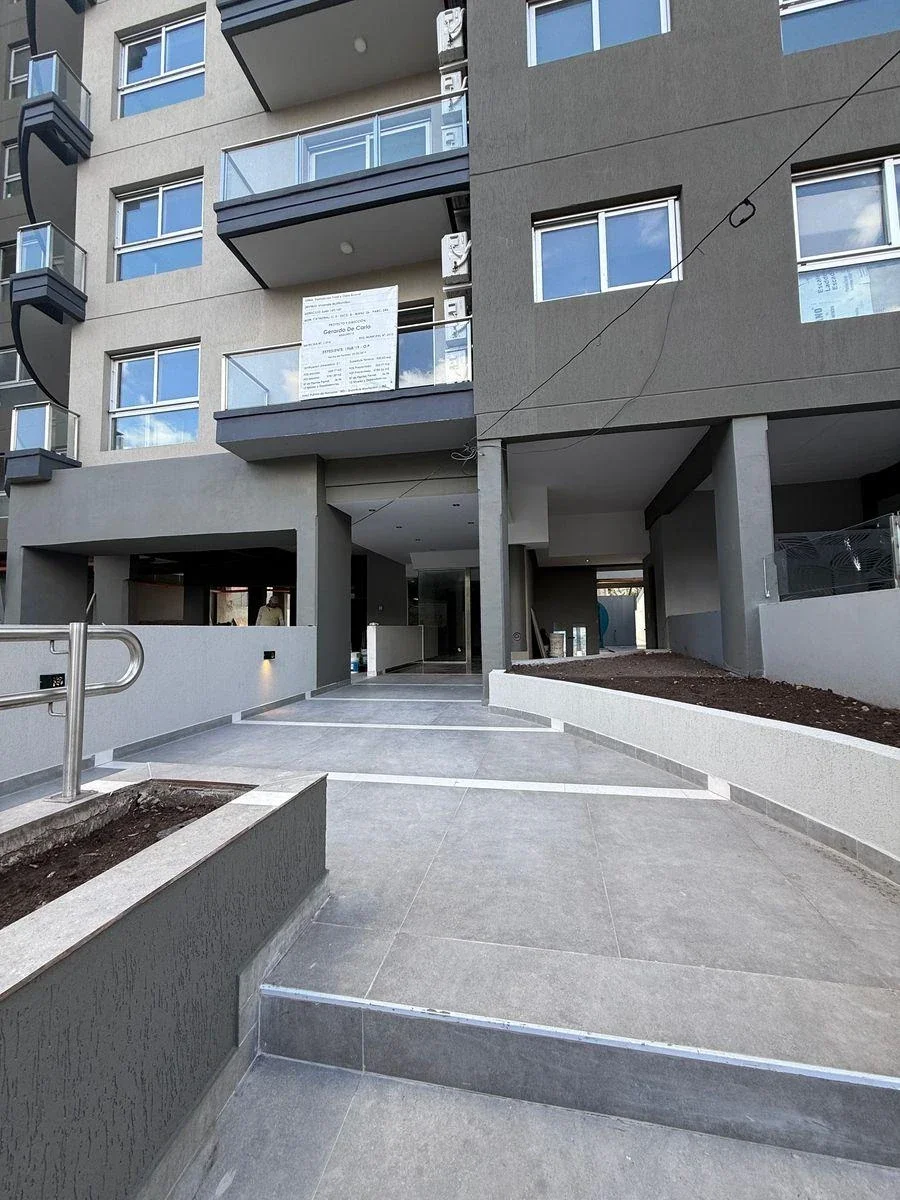 VENTA DEPARTAMENTO A ESTRENAR DE TRES AMBIENTES COCHERA RAMOS MEJIA FINANCIACION - Imagen 2