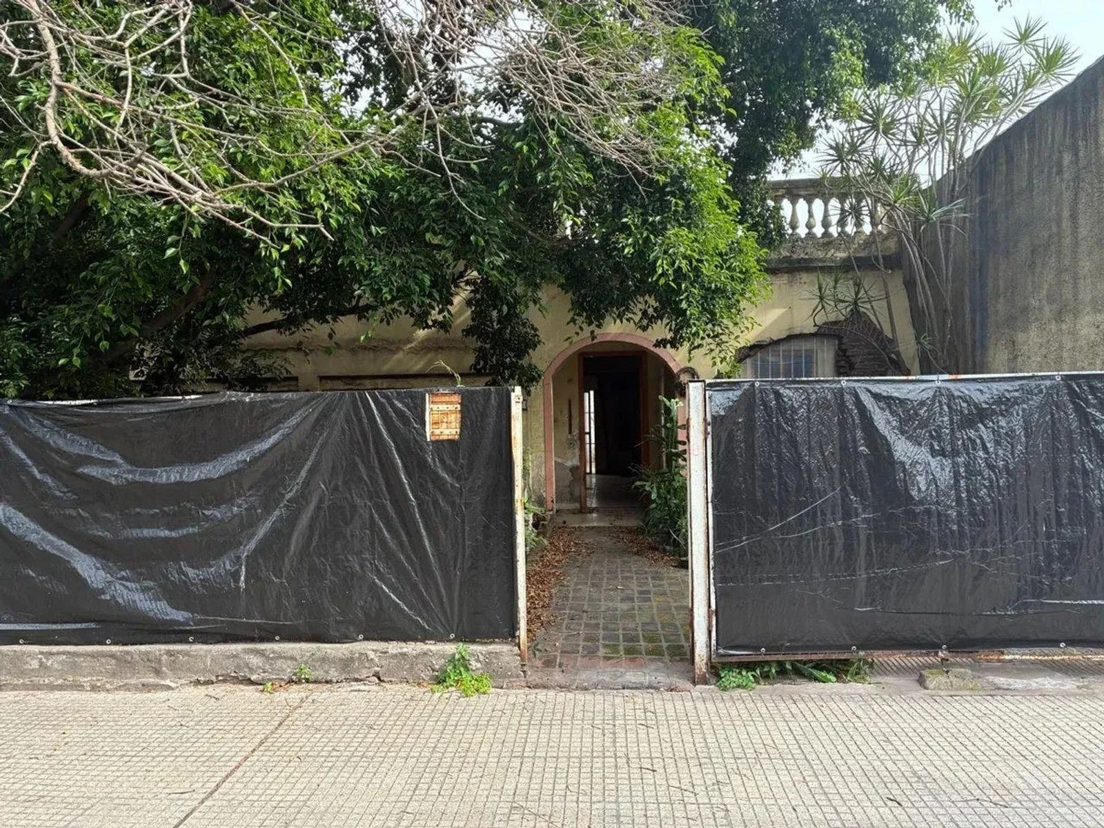 VENTA CASA ANTIGUA A REMODELAR TERRENO LOTE RAMOS MEJIA - Imagen 4