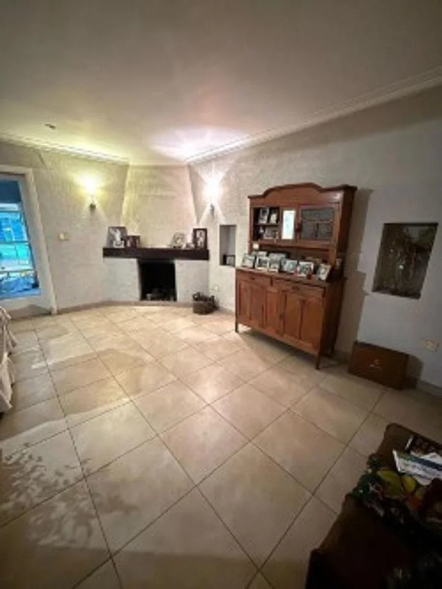 VENTA - CHALET 7 AMBIENTES SOBRE LOTE PROPIO CON PATIO Y JARDIN CASTELAR - Imagen 3
