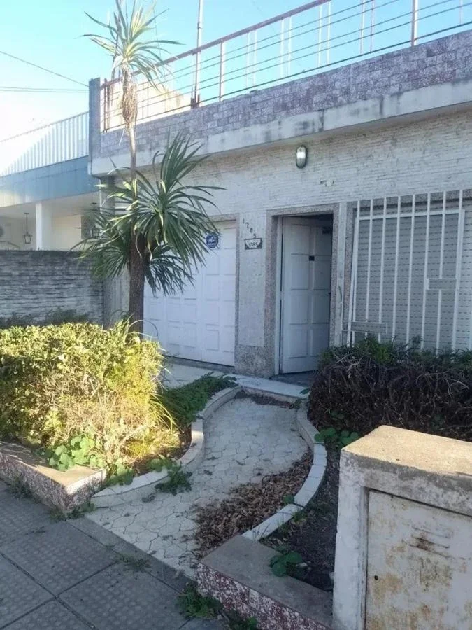 CASA 4 AMBIENTES CON FONDO,TERRAZA Y COCHERA - EL PALOMAR - Imagen 1
