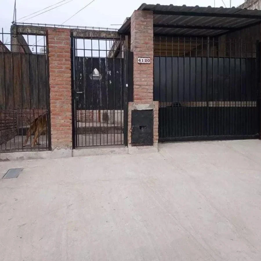 CASA 2 AMBIENTES AMPLIOS A REFRACCIONAR CON PATIO Y COCHERA CASTELAR SUR - Imagen 1