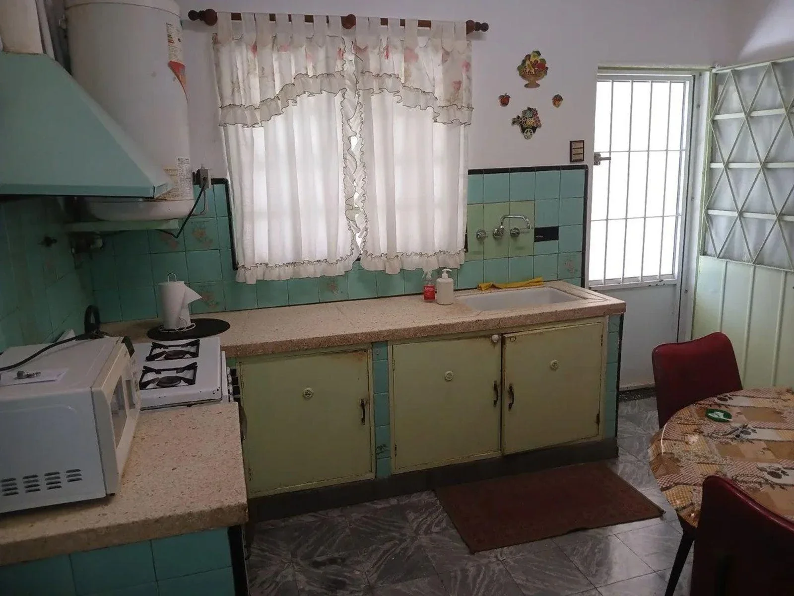 VENTA CASA 3 AMBIENTES CON DOS COCHERAS MORON - Imagen 3
