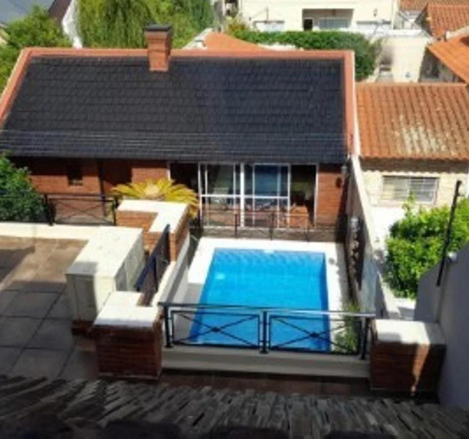 VENTA  CASA 5 AMBIENTES CON PILETA PARQUE Y COCHERA - Imagen 2