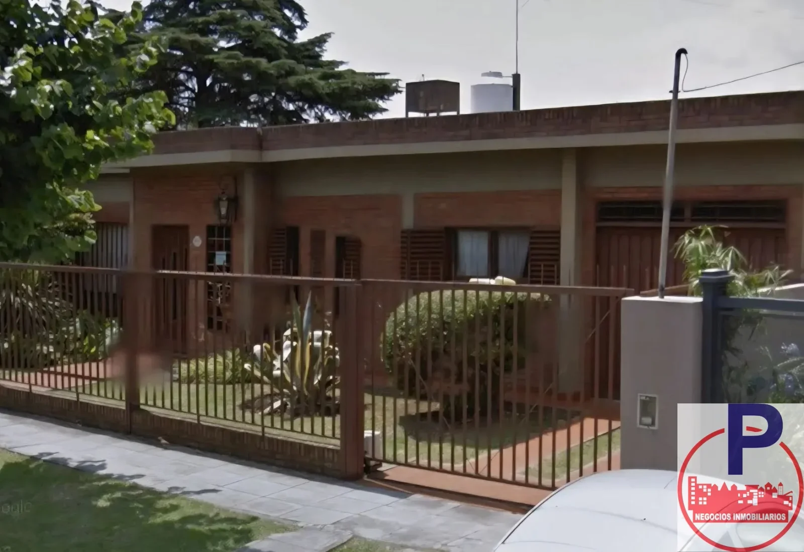 VENTA CASA 4 AMBIENTES CON JARDIN Y COCHERA CASTELAR - Imagen 1