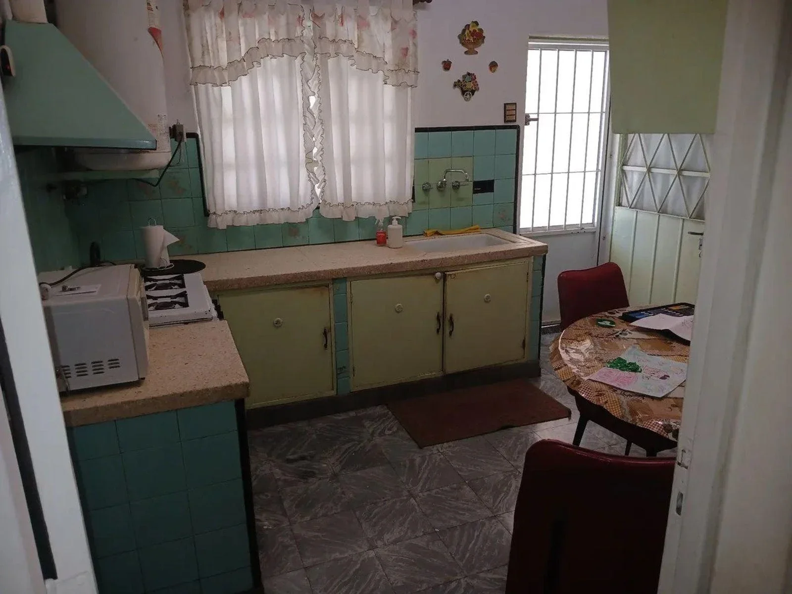 VENTA CASA 3 AMBIENTES CON DOS COCHERAS MORON - Imagen 4