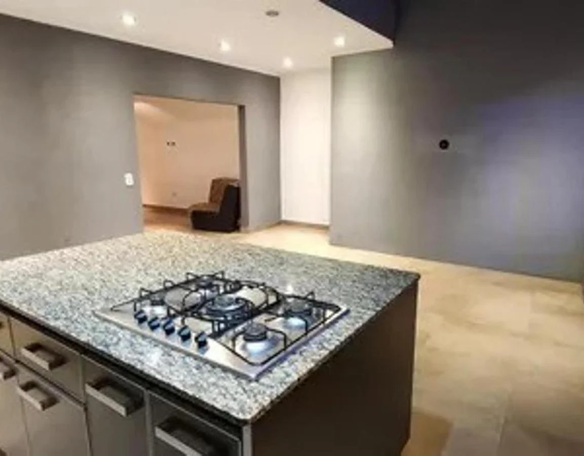 VENTA CASA 6 AMBIENTES CON PILETA Y DOS COCHERAS - MORON - Imagen 2