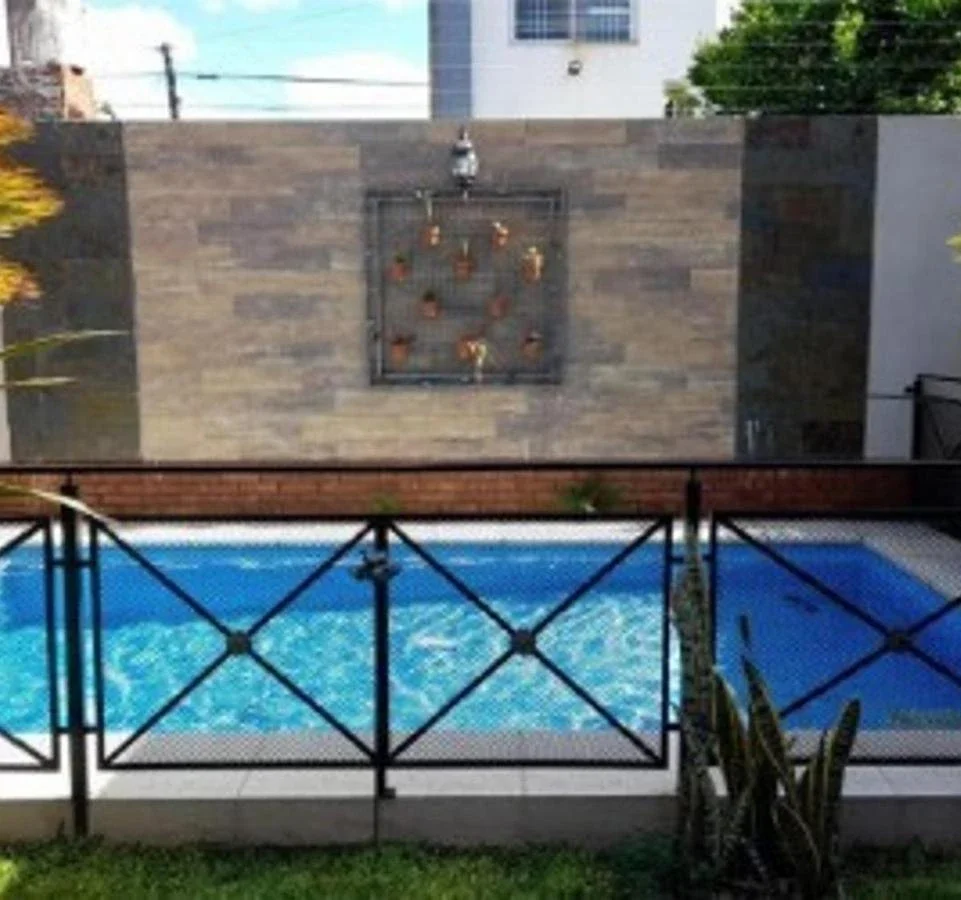 VENTA  CASA 5 AMBIENTES CON PILETA PARQUE Y COCHERA - Imagen 5