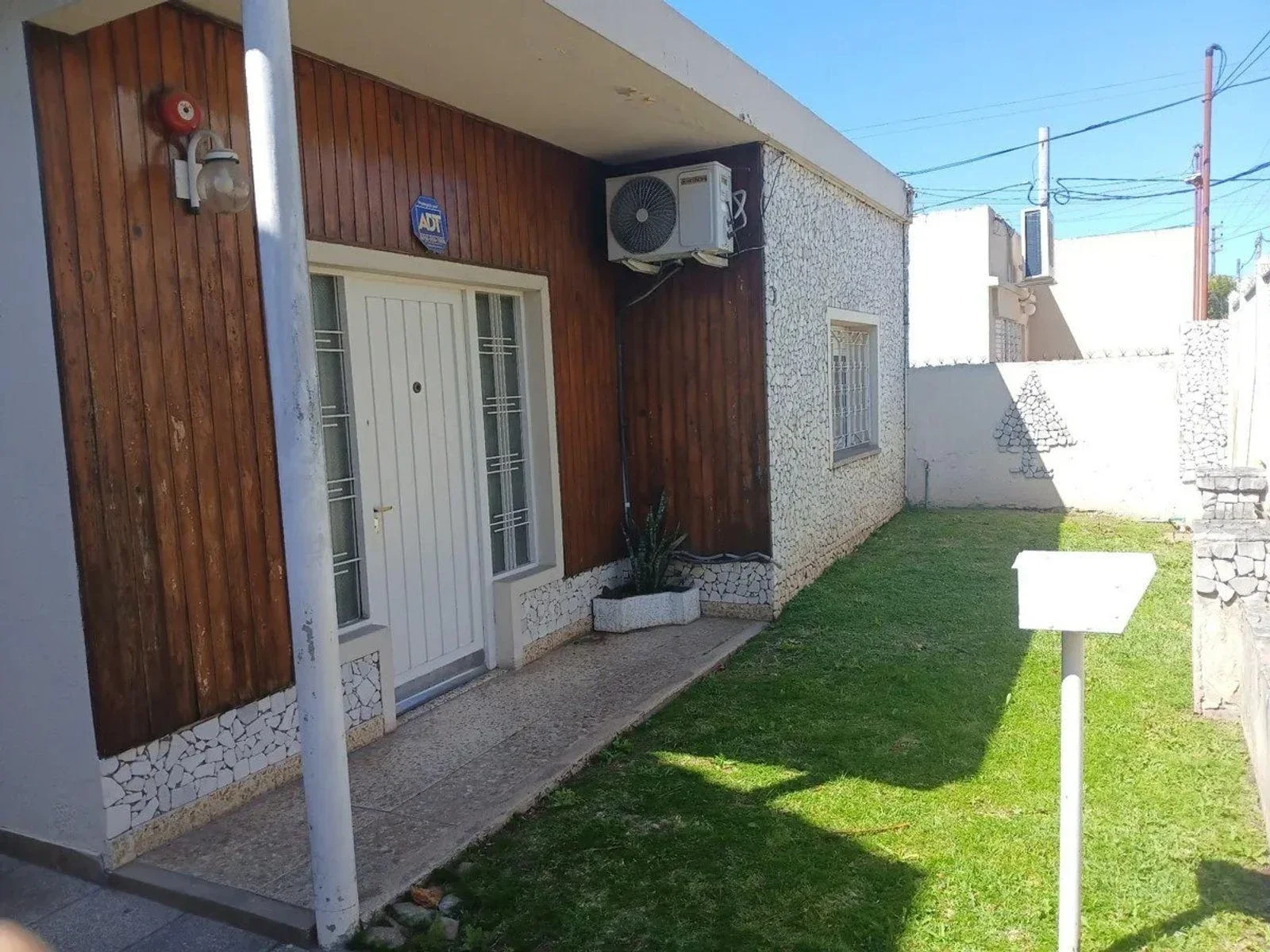 VENTA CASA 3 AMBIENTES CON DOS COCHERAS MORON - Imagen 1