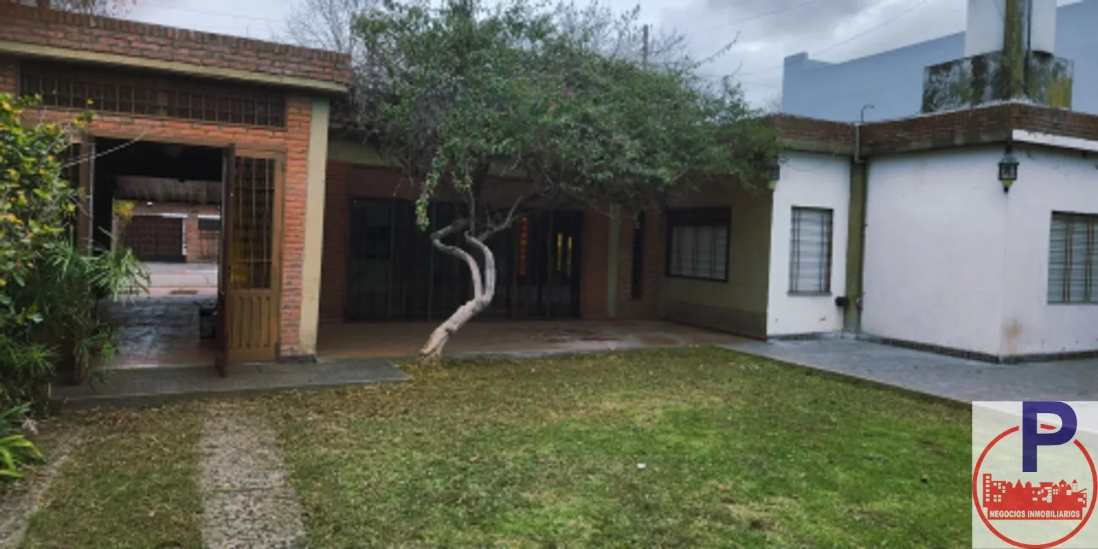 VENTA CASA 4 AMBIENTES CON JARDIN Y COCHERA CASTELAR - Imagen 2