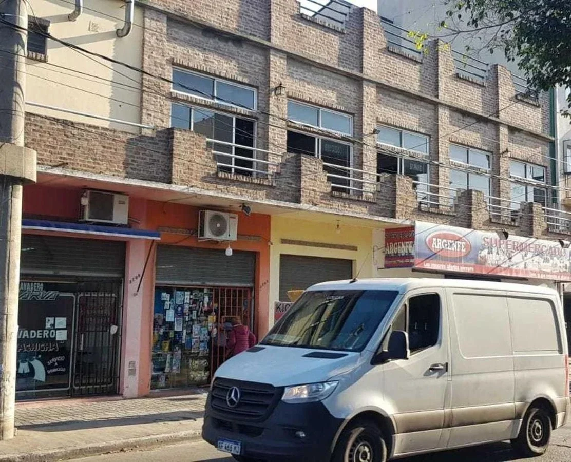 VENTA EN BLOCK 9 LOCALES, 2 SALONES, 2 DEPTO Y GARAGE - SAN JUSTO - Imagen 3
