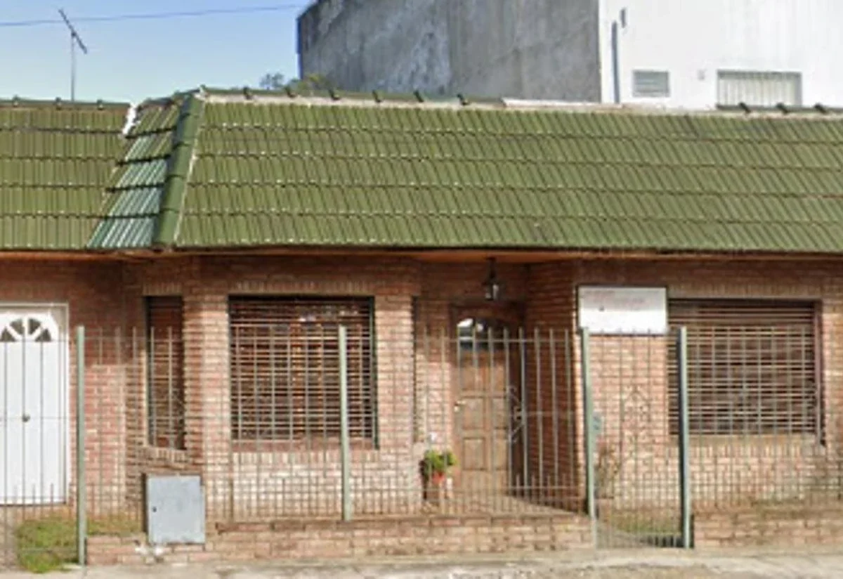 Venta casa 6 ambientes con cochera y fondo Isidro Casanova - Imagen 2