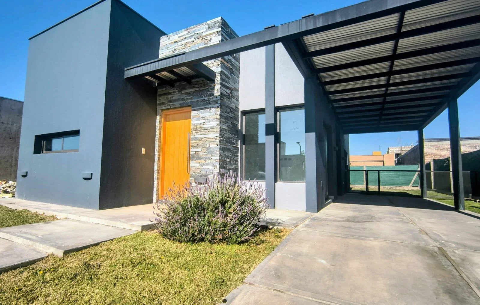 Casa en alquiler c/ cochera en Otros barrios - Imagen 1