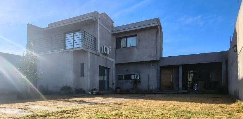 Casa en venta c/ cochera en Otros barrios - Imagen 1