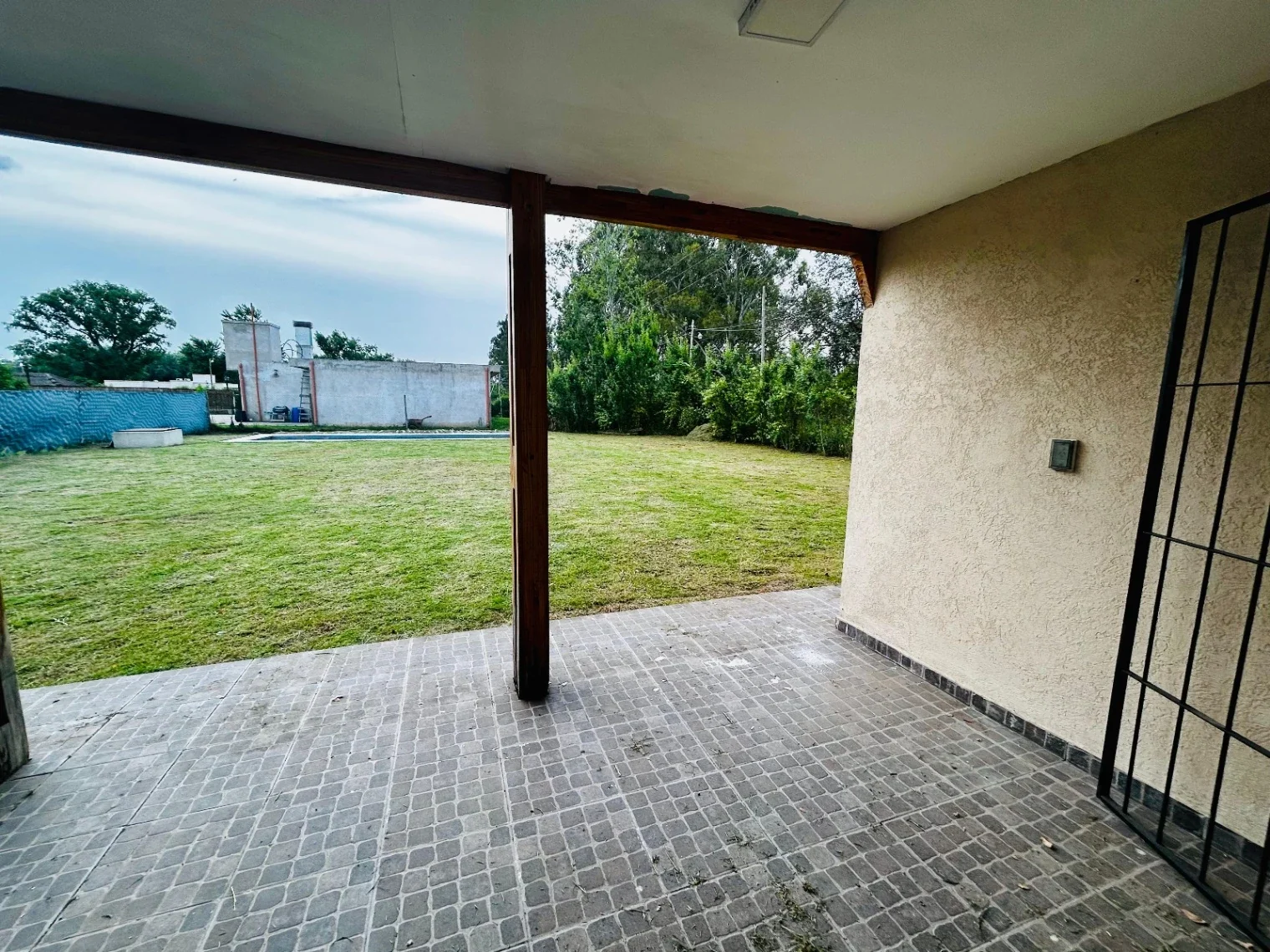 VENTA CASA 4 AMBIENTES CON PILETA Y COCHERA EN BARRIO LOS CAMPITOS CAÑUELAS - Imagen 3