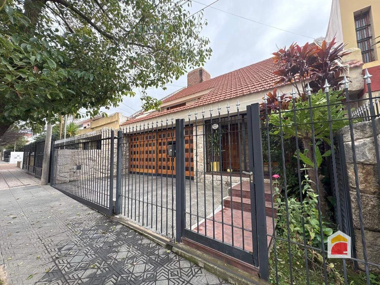 B° Maipú Segunda Sección, hermosa casa de 4 dorm y piscina - Imagen 1