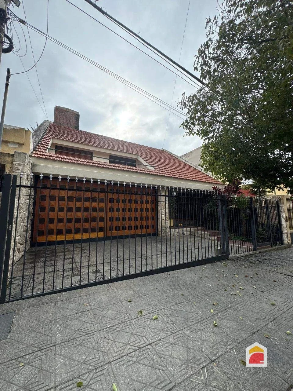B° Maipú Segunda Sección, hermosa casa de 4 dorm y piscina - Imagen 2