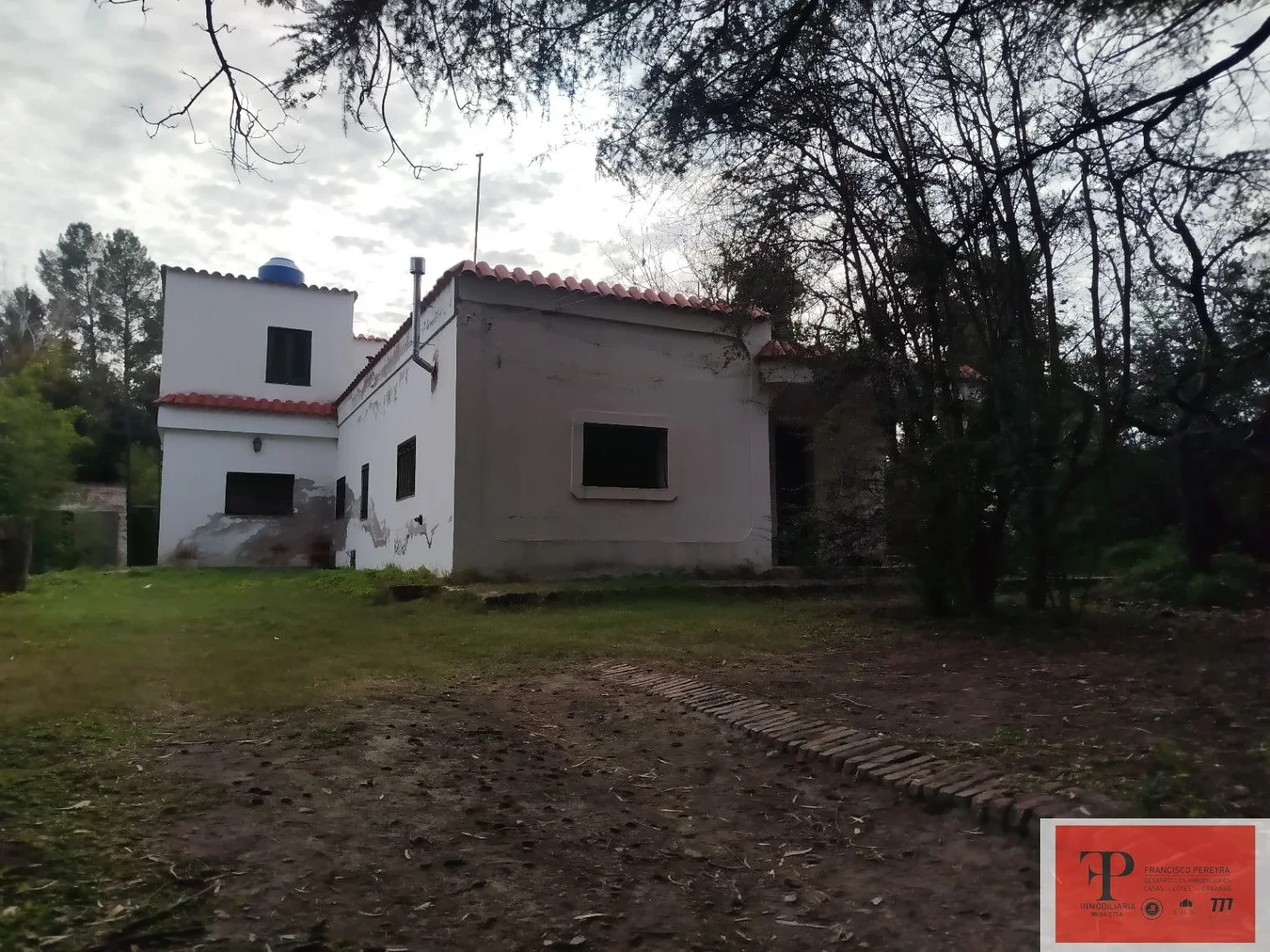 Amplia casa en venta en Las Tapias, frente al arroyo. - Imagen 1