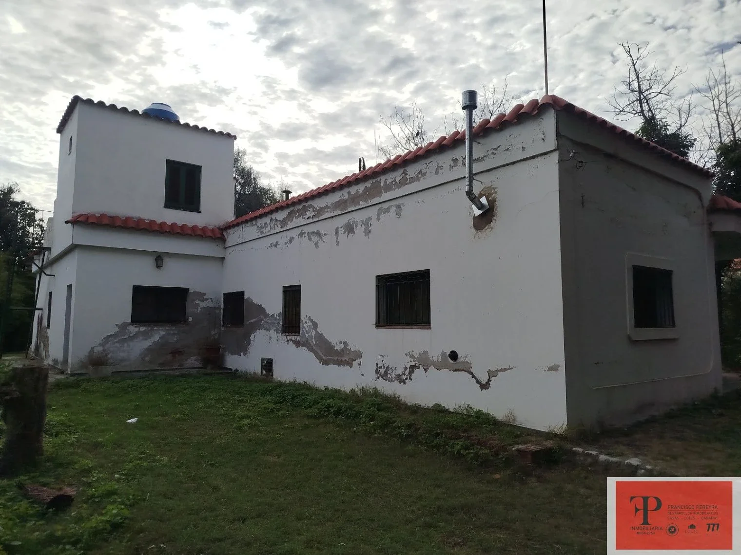 Amplia casa en venta en Las Tapias,  frente al arroyo. - Imagen 2