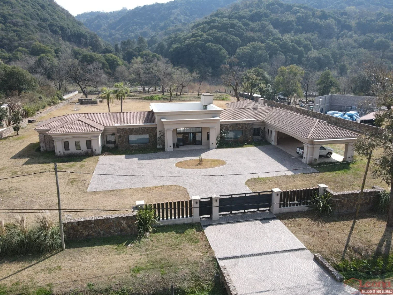 Casa en alquiler 4 dorm c/ cochera en Los Nogales - Imagen 1