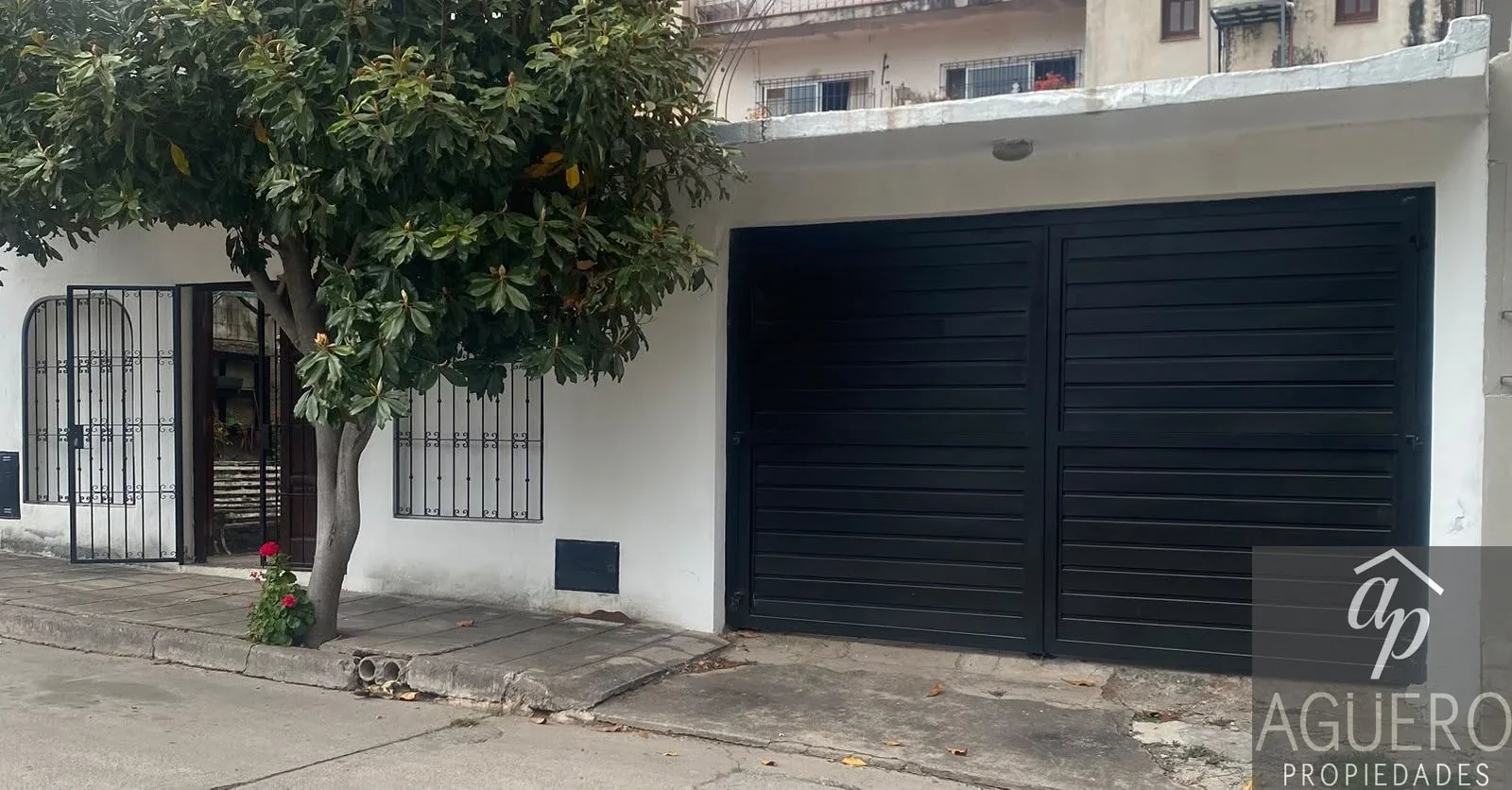 Casa en venta c/ cochera en Tres Cerritos - Imagen 2