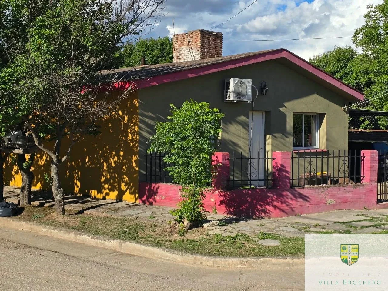 Venta de casa esquina con 4 habitaciones en Villa Cura Brochero K168CB - Imagen 1