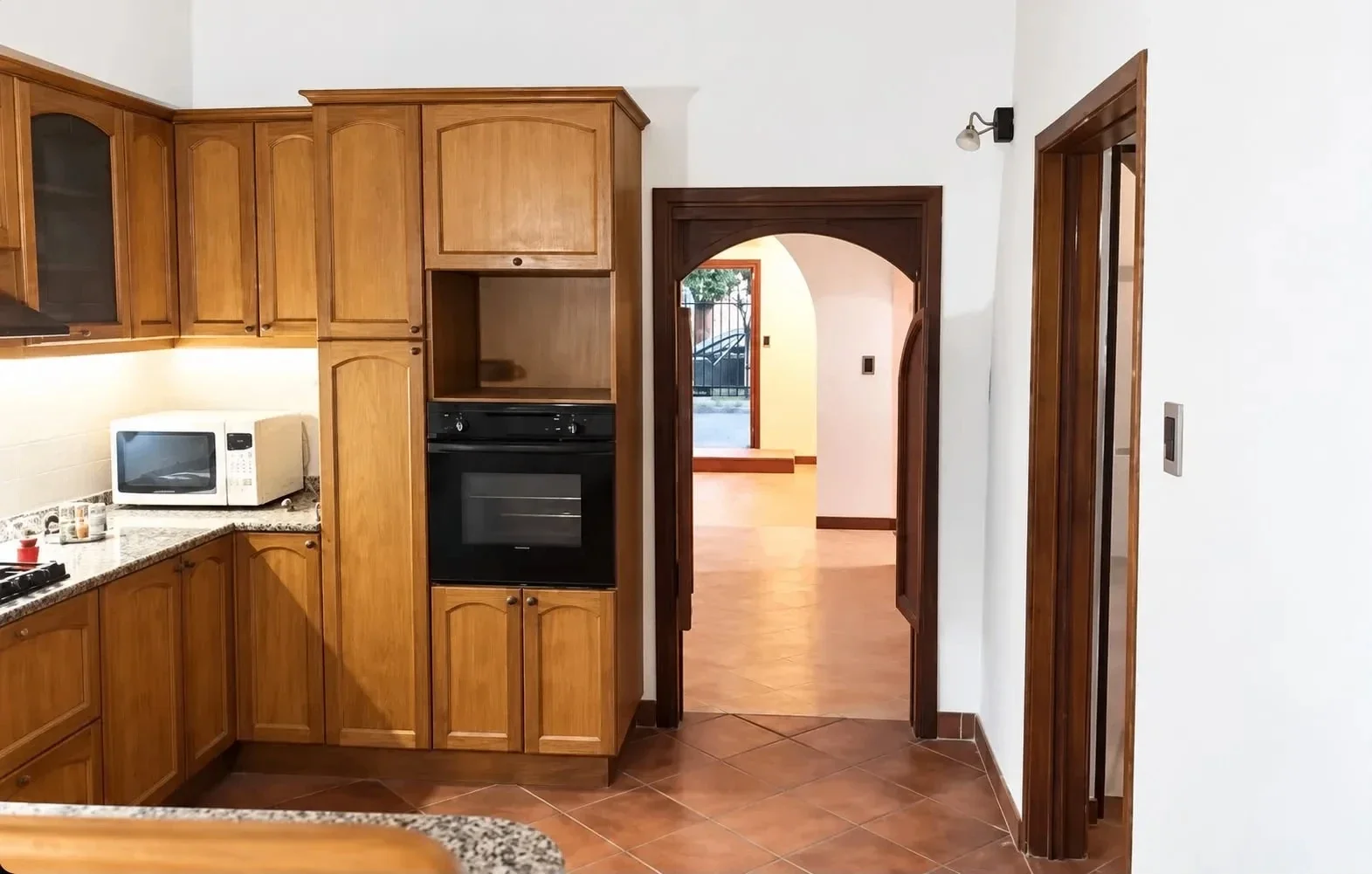 Hermoso Chalet en alquiler con 2 dormitorios, patio y cochera en Ituzaingó Norte - Imagen 3