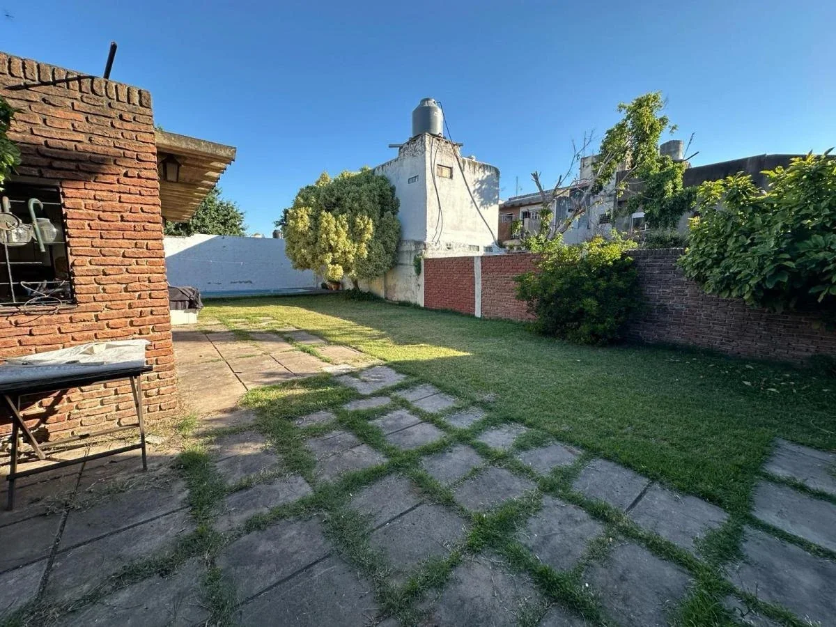 Casa 6 ambientes con pileta y jardín en venta en Morón - Imagen 1