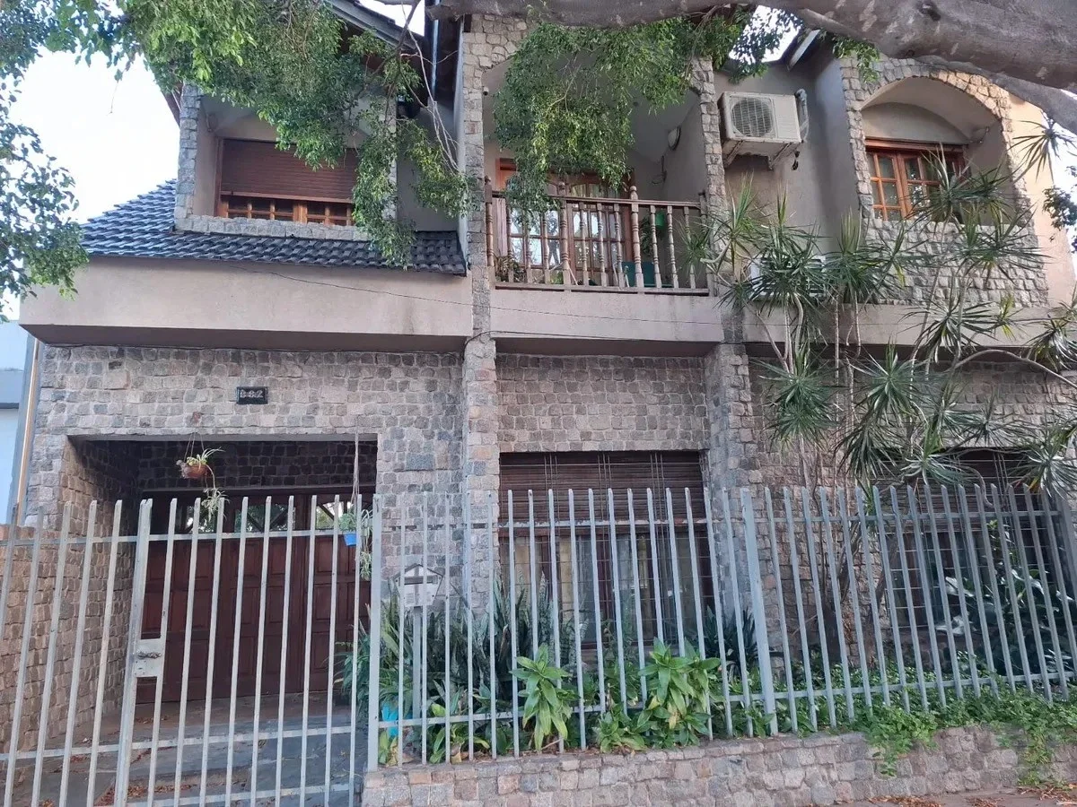 Casa 6 ambientes con pileta y jardín en venta en Morón - Imagen 2