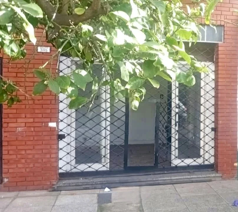 Local comercial en venta en Ramos Mejía – Excelente ubicación y amplia vidriera - Imagen 1